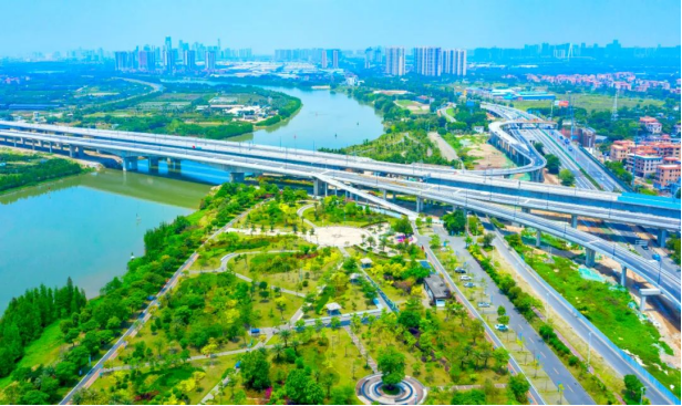 毗鄰廣州的順德區(qū)陳村鎮(zhèn)是佛山市為數(shù)不多進入“雙軌時代”的鎮(zhèn)街。曾位列“廣東四大名鎮(zhèn)”之一的陳村，有“陳村谷埠”之稱，又有“中國花卉第一鎮(zhèn)”的美譽。隨著近年飛速發(fā)展，人口增速一直維持在較高水平，近十年來常住人口猛增超過十萬人